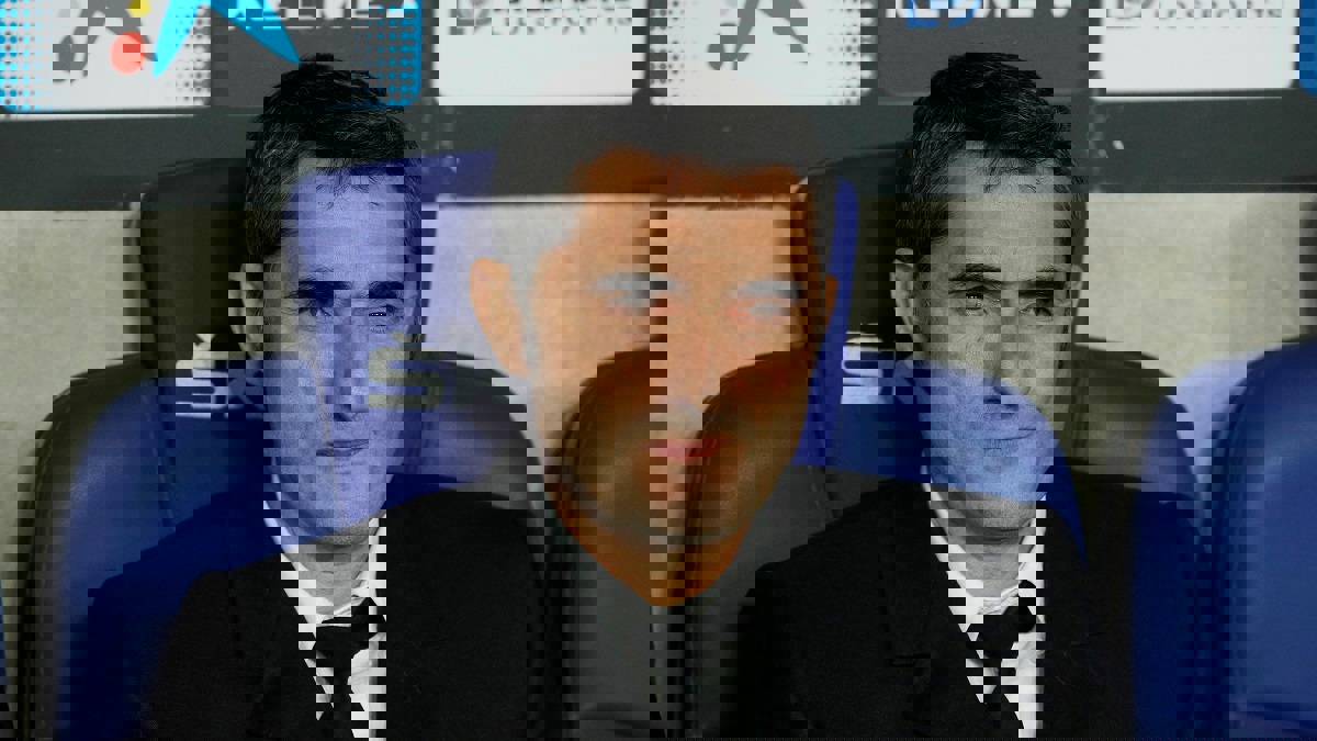 إنييستا ينتقد أسلوب تعامل نادي برشلونة مع مدربه فالفيردي