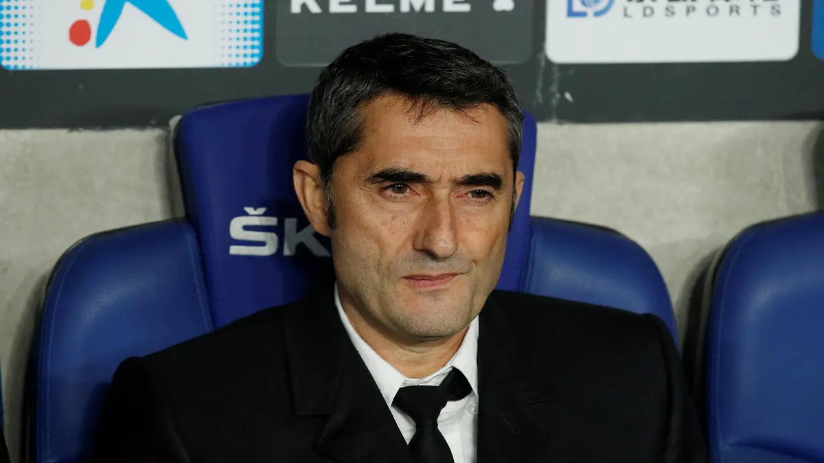 إنييستا ينتقد أسلوب تعامل نادي برشلونة مع مدربه فالفيردي