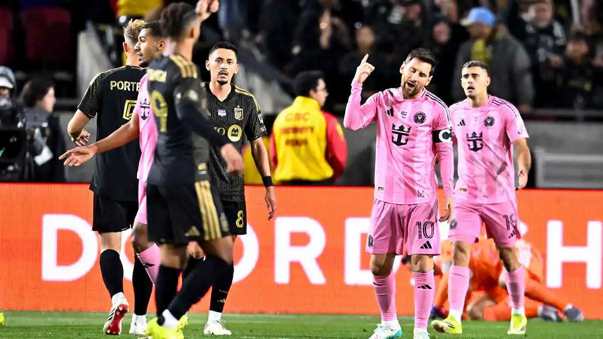 سواريز يمنع ميسي من الاشتباك مع طاقم التحكيم (فيديو)