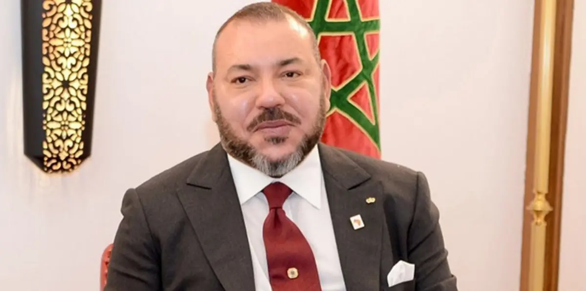 بالصور.. مقاتل شهير يمضي عطلة الصيف بصحبة الملك محمد السادس.. من هو؟