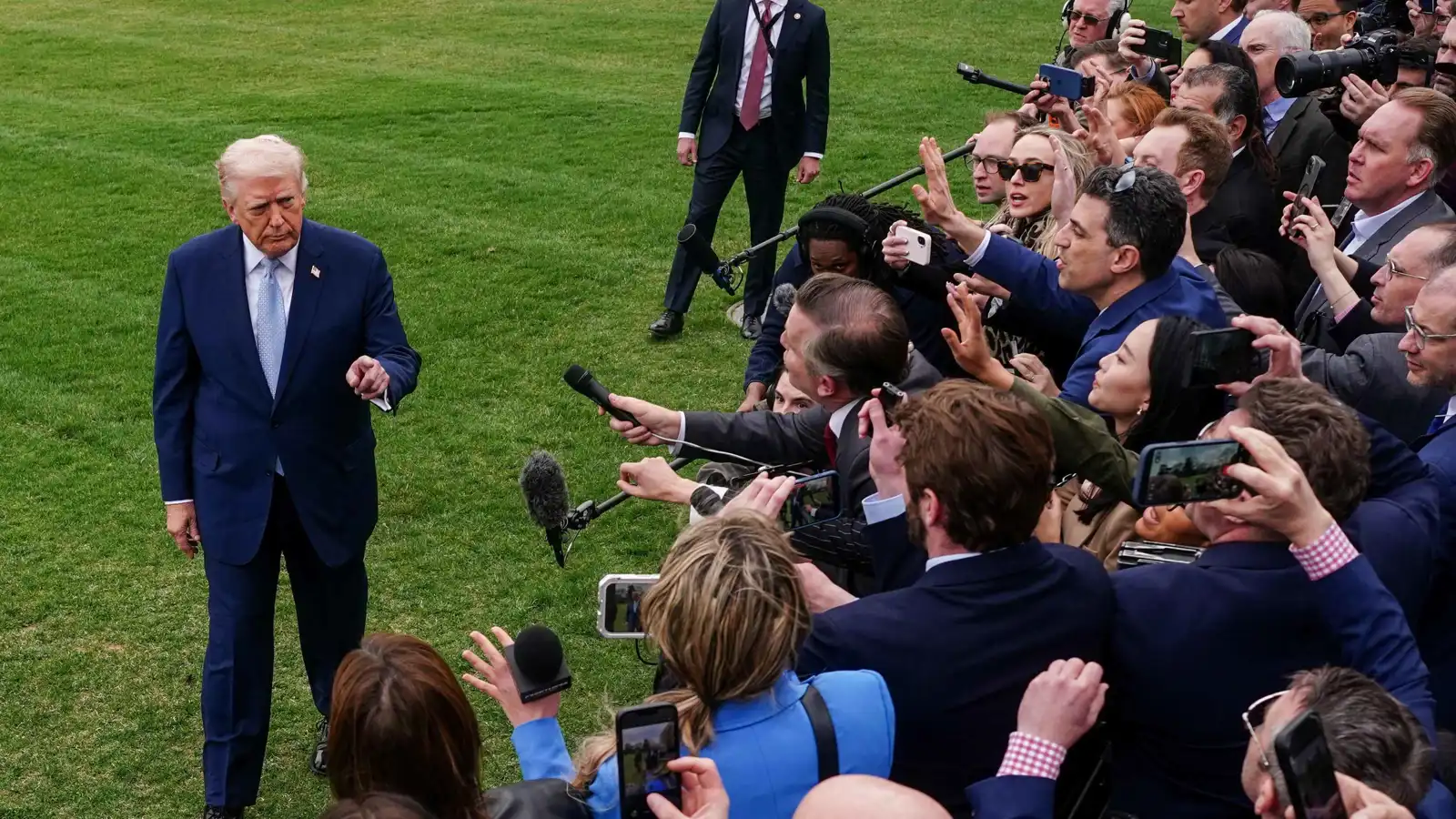 "ترامب تحت تأثير إسرائيل".. تصريحات تقود مسؤولاً أمريكياً سابقاً للتحقيق