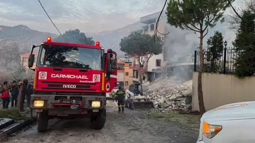 محاولة اخماد حريق ناتج عن هجوم إسرائيلي جنوبي لبنان