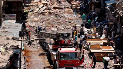 جانب من جهود إخماد الحريق