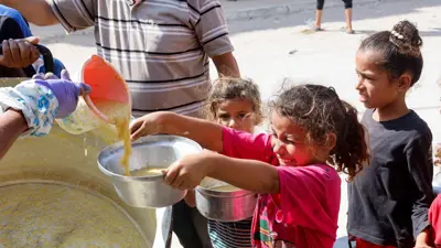 طفلة في غزة تحصل على بعض الطعام في ظل الجوع المدقع