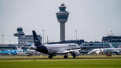 لوفتهانزا إيرباص على مدرج مطار أمستردام 