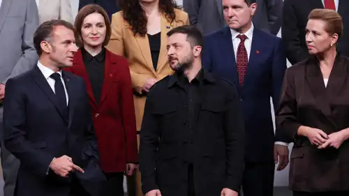 الرئيس الفرنسي إيمانويل ماكرون (يسار)