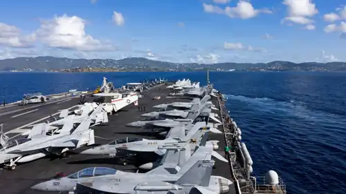 حاملة طائرات أمريكية