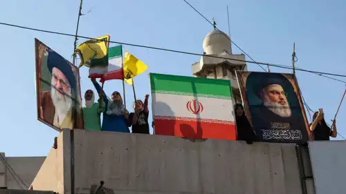 صورة لخامنئي ونصرالله في بيروت