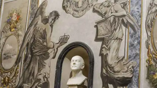 وجه ميلوني في رسم الملاك (يمين) قبل طمسه