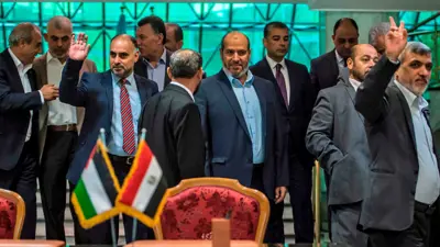 أعضاء وفد حركة حماس بعد التوقيع على اتفاق المصالحة مع فتح في القاهرة في أكتوبر 2017