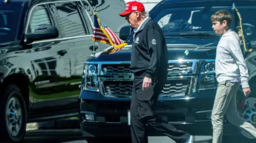 دونالد ترامب يتجول في ملعب نادي ترامب الوطني للغولف