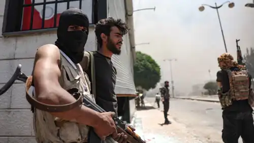 مسلحون بدو خلال قتالهم داخل السويداء