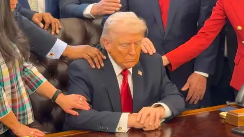 ترامب خلال الصلاة