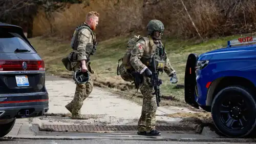 عناصر أمنية تفحص السيارات في موقع الهجوم