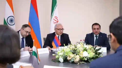 اجتماع سابق لمسؤولين من أرمينيا والهند وإيران