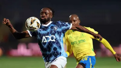 فيستون ماييلي في مباراةبيراميدز وصن داونز