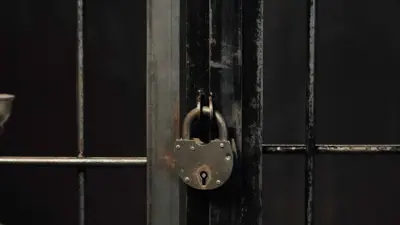 قضبان السجن