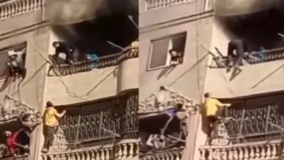 الشبان خلال تسلقهم البناية