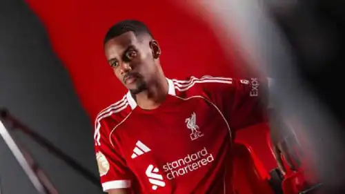 ألكسندر إيزاك بقميص ليفربول