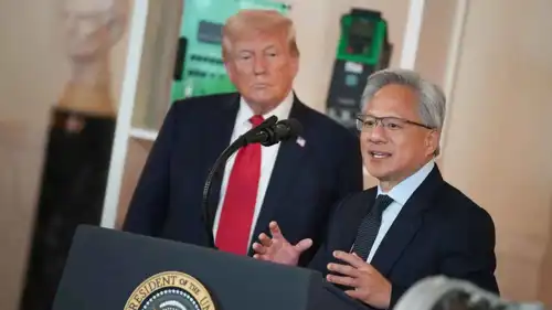 يظهر في الصورة الرئيس الأمريكي دونالد ترامب، والرئيس التنفيذي لشركة "إنفيديا" جينسن هوانغ. 