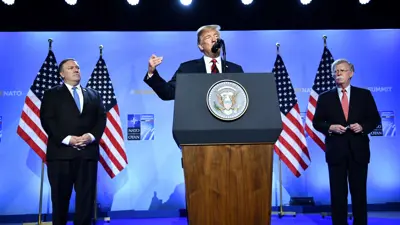 ترامب وبولتون (يمين) وبومبيو (يسار)