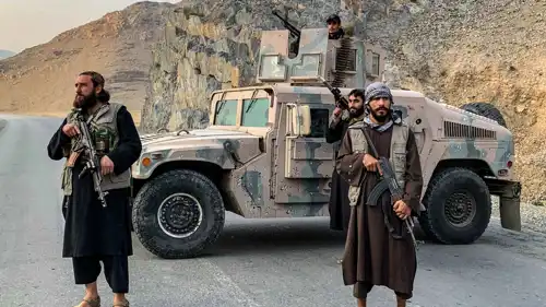 أفراد الأمن التابعون لحركة طالبان يقفون حراساً بالقرب من معبر تورخم الحدودي بين أفغانستان وباكستان