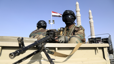 عنصر مسلح يتبع ميليشيا الحوثي
