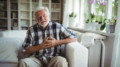 رجل مسن يعاني من ألم في الصدر 