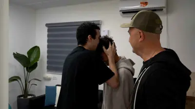 عيدان ألكسندر، يقبل شقيقه أثناء اجتماعه مع عائلته في ريم، جنوب إسرائيل 