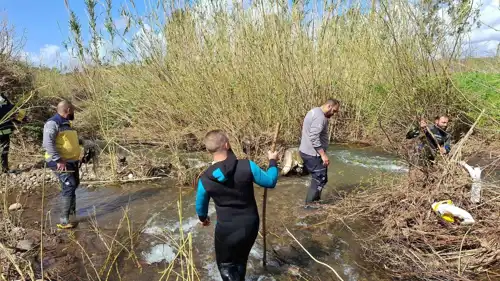 من عمليات البحث عن المرأة وطفلها في النهر الكبير بحمص