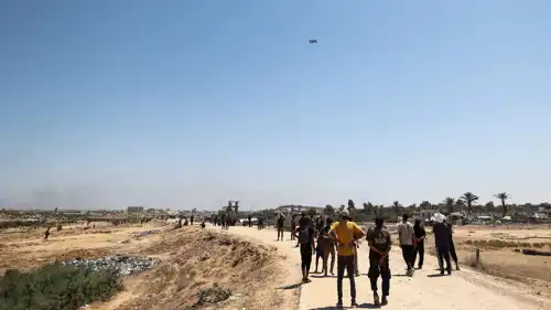 فلسطينيون ينتظرون المساعدات