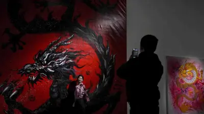 لوحة فنية لتنين الصين الفضي