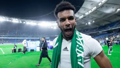 علي البليهي مدافع المنتخب السعودي