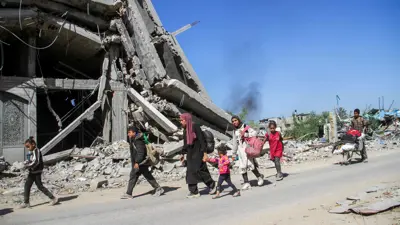 نازحون بفرون من القصف في غزة