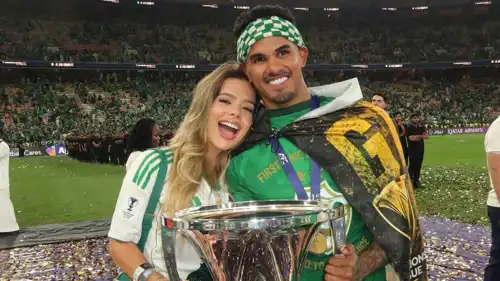 غالينو وزوجته من أرض ملعب "الإنماء"