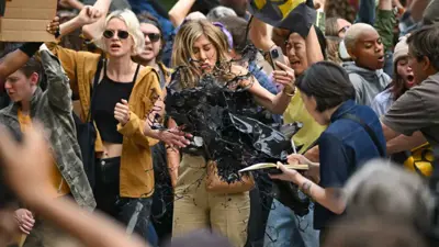 لحظة قذف جينيفر أنيستون بالزيت