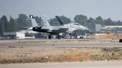 مقاتلة إسرائيلية من طراز "إف-15" قبيل إقلاعها لضرب الحديدة