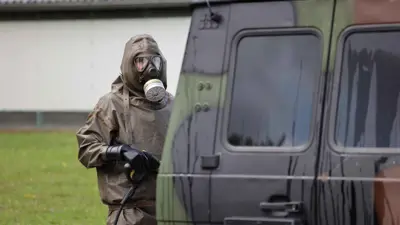 جندي يرتدي قناعا للوقاية من الغازات