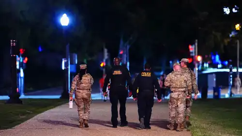 عناصر من الحرس الوطني في واشنطن خلال دورية ليلية