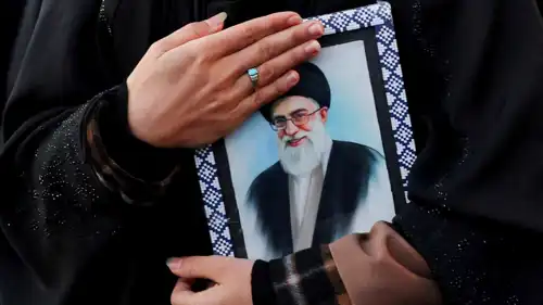 سيدة تحتضن صورة علي خامنئي