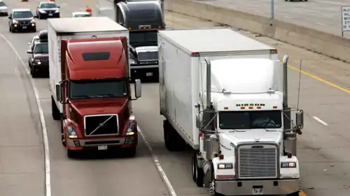 شاحنتان لنقل البضائع على طريق فيشر السريع في ديترويت