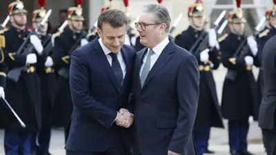 ماكرون يستقبل رئيس الوزراء البريطاني عند وصوله باريس