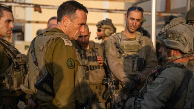 هاليفي خلال لقائه مع الجنود في جنوب لبنان