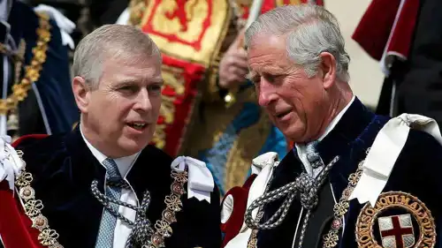 الملك تشارلز رفقة شقيقه الأصغر آندرو