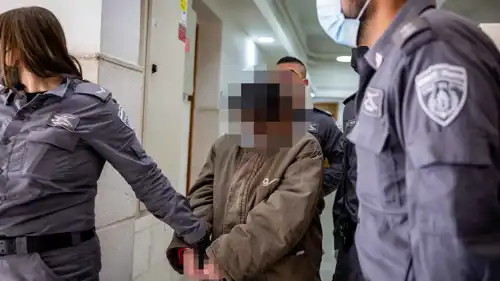 عناصر من الشاباك مع أحد المتهمين بالتجسس