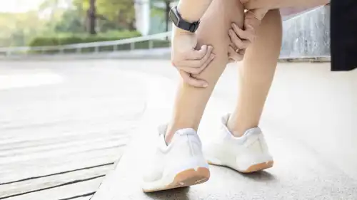 رياضي مُصاب بتشنج عضلي 