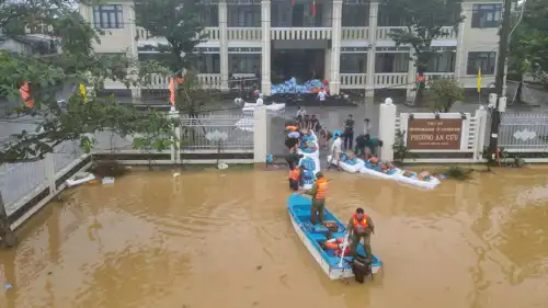 جنود يقدمون الدعم للسكان