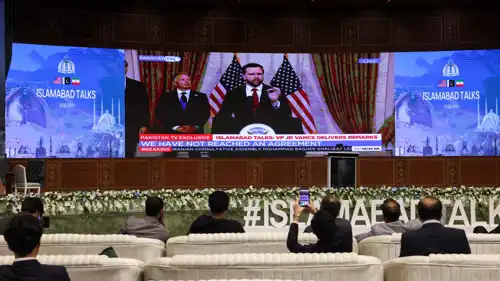 صحافيون في إسلام آباد يتابعون إعلان فانس فشل المفاوضات