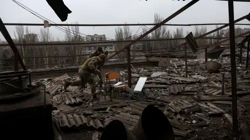 جندي أوكراني يستخدم جهاز ستارلينك