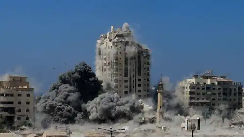 لحظة تدمير برج السوسي  في مدينة غزة